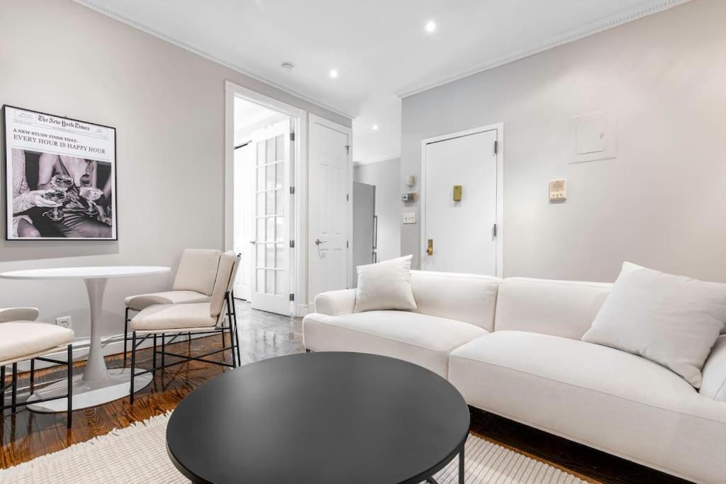 Gorgeous & Bright 3Bdr & 1Bth In Midtown Manhattan New York Bagian luar foto