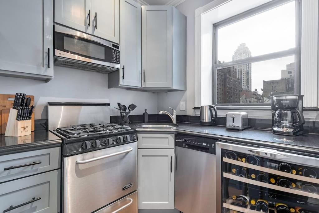 Gorgeous & Bright 3Bdr & 1Bth In Midtown Manhattan New York Bagian luar foto