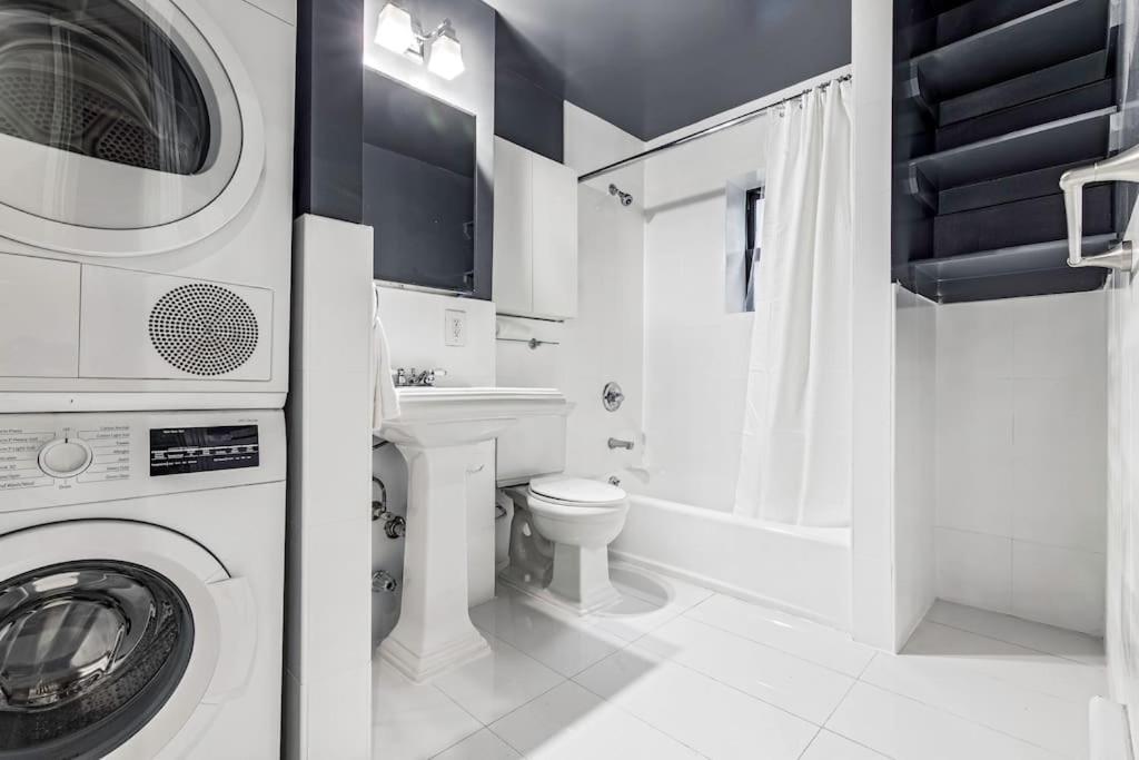 Gorgeous & Bright 3Bdr & 1Bth In Midtown Manhattan New York Bagian luar foto